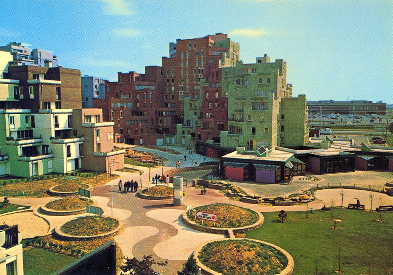 Carte postale promotionnelle d’Evry dans les années 1970, avec le square du Dragon.
Visite du 20 octobre 2019.