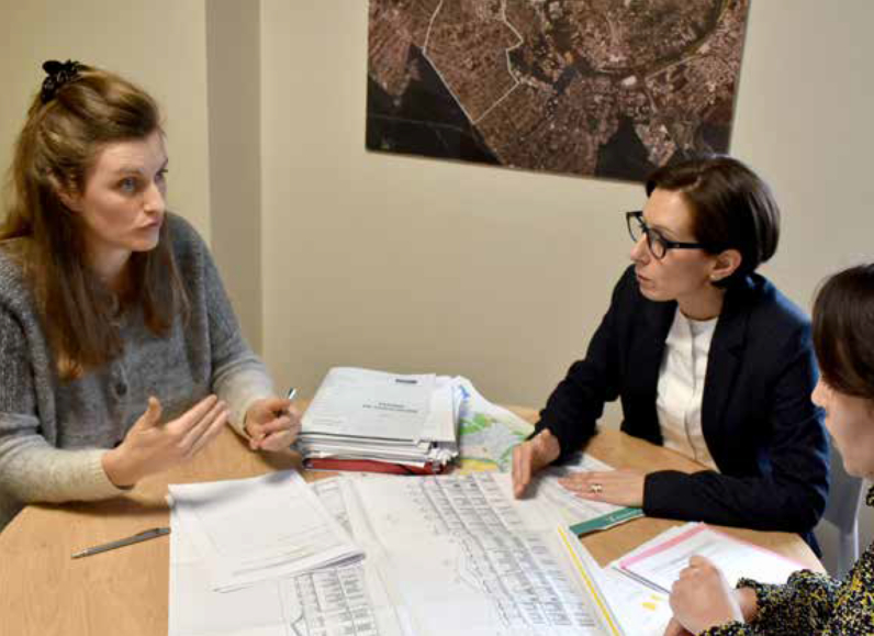 L’architecte conseiller et l’instructeur dialoguent directement avec le pétitionnaire pour répondre au mieux aux contraintes du projet.