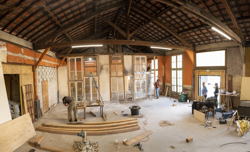 En cours de construction, la façade de l’Atelier est conçue à partir de matériaux réemployés.