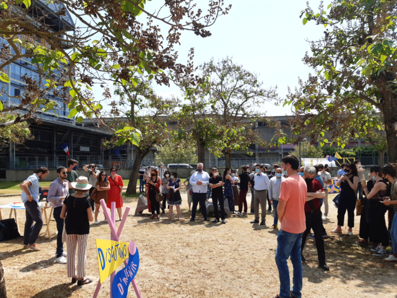 Medhy Zeghouf, Maire adjoint Ville d'Évry-Courcouronnes inaugure le "Café des voisins" en présence de nombreux participants et des partenaires de l'action.