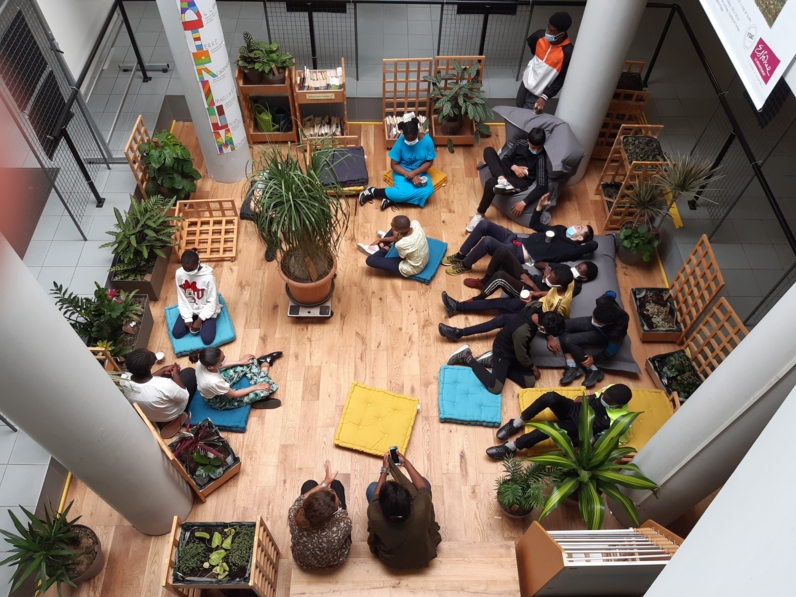 Le jour de l’inauguration, les collégiens s’approprient l’atrium transformé en agora.