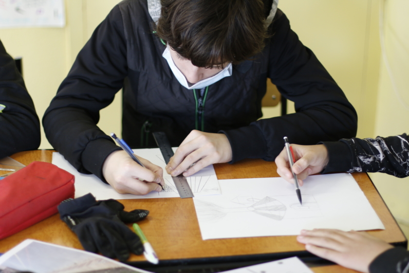 Les élèves de 4ème réfléchissent par le dessin à des petits aménagements pour améliorer leur cour de récréation.