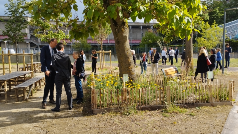 Un moment de convivialité organisé sur la place de la Résistance, pour présenter à tous, habitants, étudiants et partenaires, les nouveaux aménagements réalisés cette année.