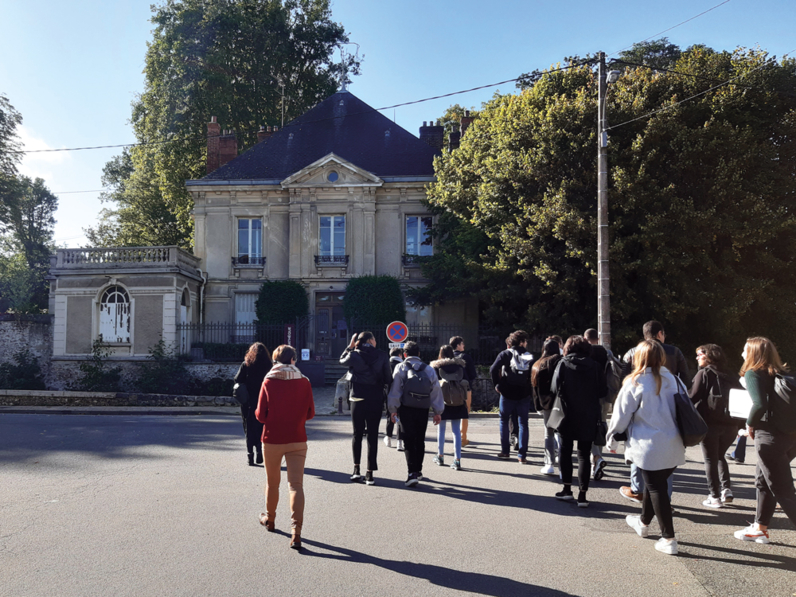 Dès la rentrée de septembre 2021, les étudiants de l'ENSPM font une visite de terrain à Dourdan.