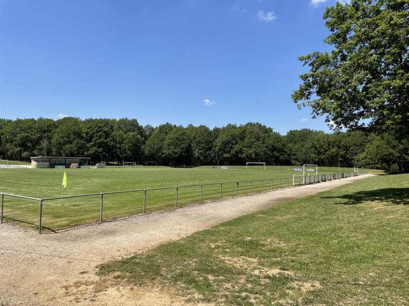 Le stade dans son écrin boisé à Igny.