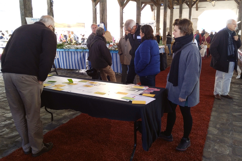 Atelier de participation sous la halle du marché, pendant le forum de Dourdan.