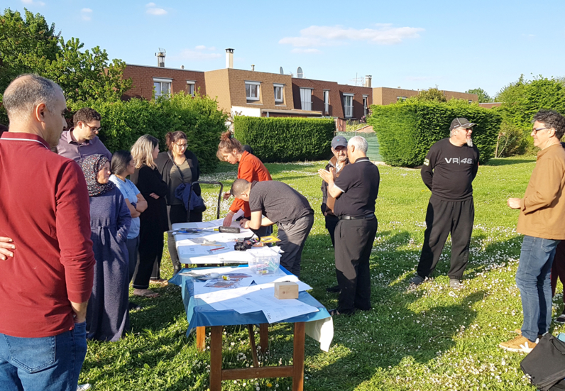 A Lisses, un atelier avec l’Association Syndicale Libre depuis le jardin commun du Domaine du Béguinage.