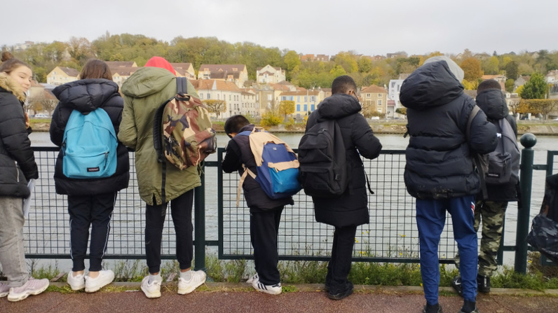 Après avoir longé l’Essonne, les élèves arrivent au bord de la Seine et prennent le temps de dessiner les berges.