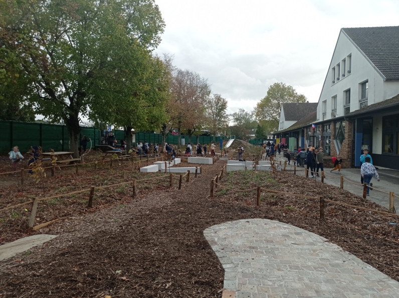 Dans le fond de la cour, sont aménagés de nombreux espaces pédagogiques, amphithéâtre, chemin d’eau, potager et verger.