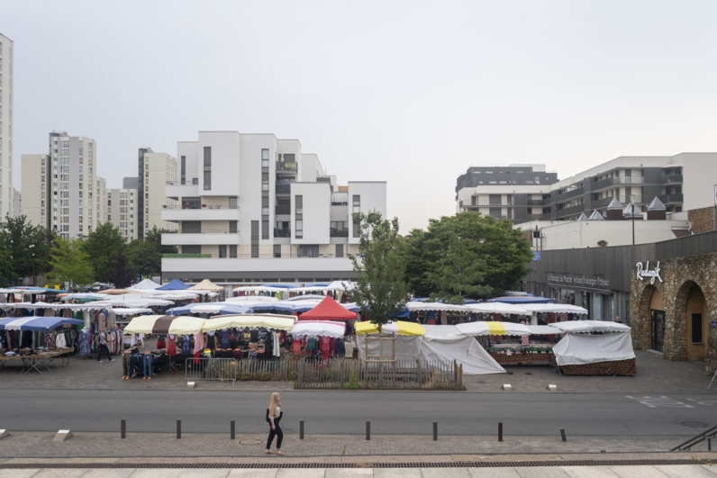 Sur la place du marché, point de départ des visites, les deux niveaux de la ville, la dalle et la rue, sont identifiables.