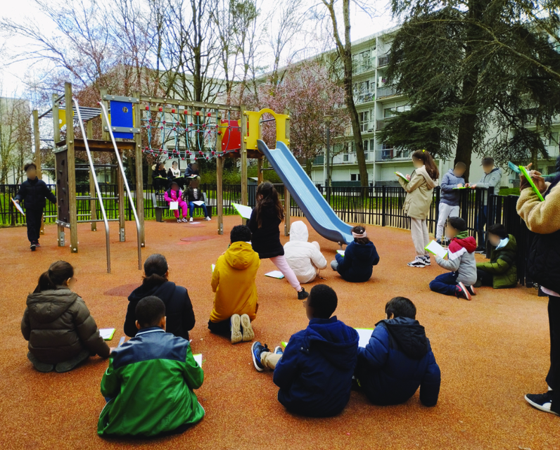 Les élèves observent et dessinent le quartier. Action menée en 2023