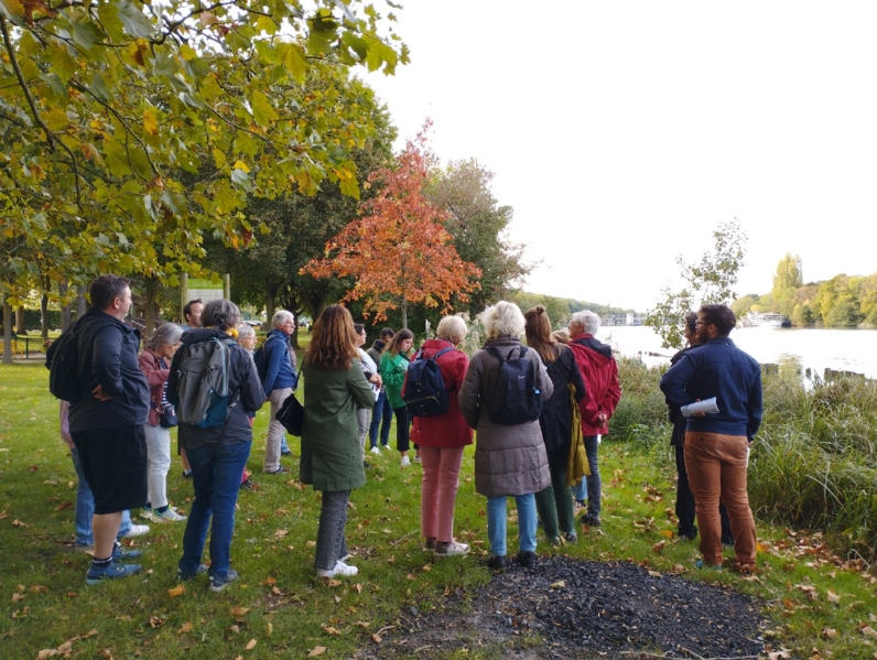 Du plateau d’Évry à la Seine, le parcours permet de découvrir le grand paysage de la commune. Action menée le 15 octobre 2023