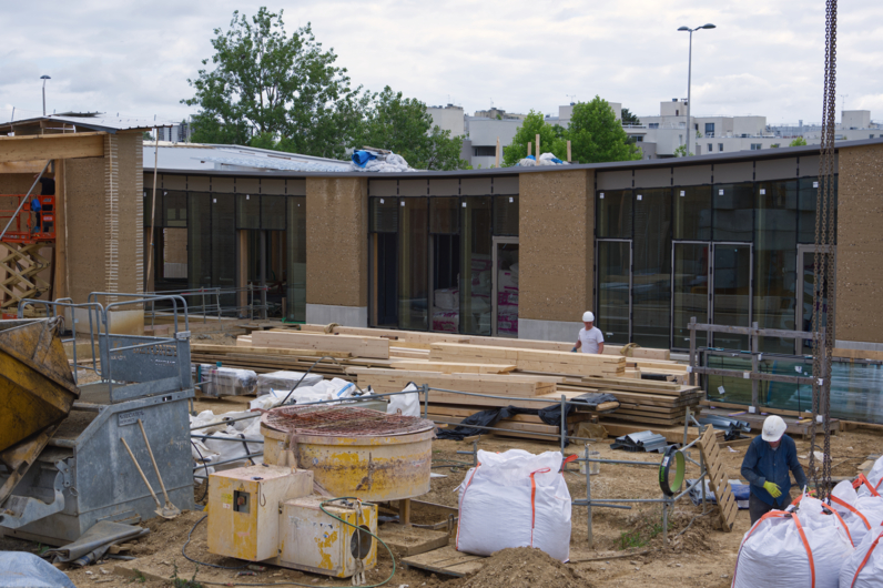 Préparation de la terre pour le pisé - Chantier, juin 2024