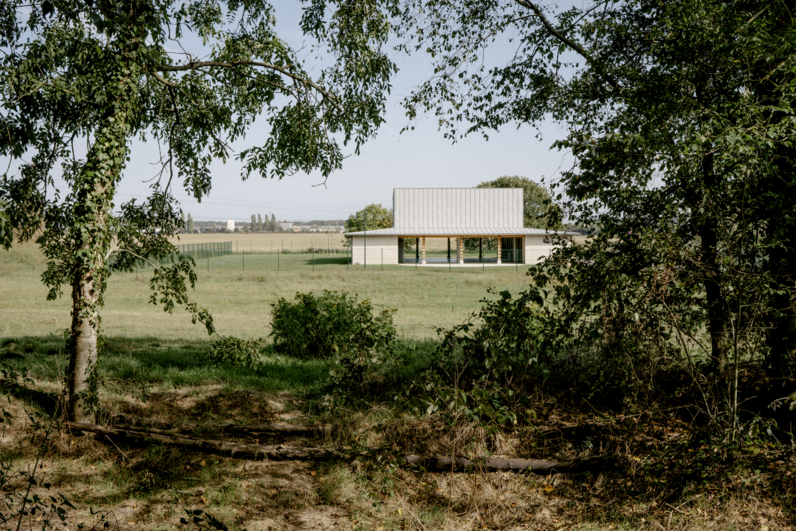 La Norville – Salle municipale Rosa Bonheur  – Ville de la Norville / Figures + Depeyre-Morand architectes –  Vue depuis le bois