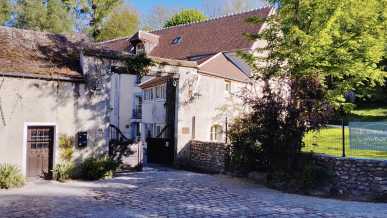 Le Moulin de Vauboyen à Bièvres - Entrée du Campus du sens au travail - mai 2024