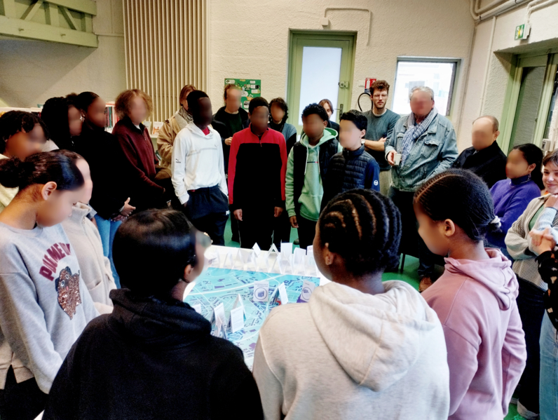 Rencontre entre les habitants et les collégiens à la médiathèque pour échanger sur l’architecture et des images d’archives compilées par l’association Cinéam.