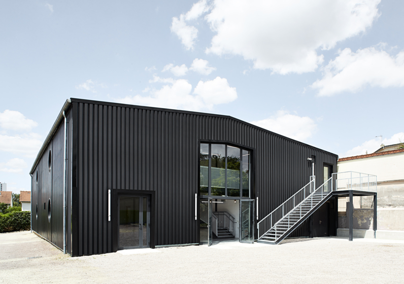 Crosne – Maison des Jeunes et des Associations – Ville de Crosne / Lemoal & Lemoal architectes – Photo depuis l’extérieur, entrée sud