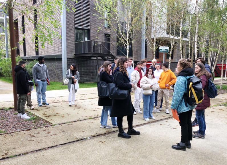 L’atelier visite est l’occasion pour les étudiants de découvrir, sur le terrain, les enjeux d’un écoquartier. Ici, les Docks de Ris à Ris-Orangis