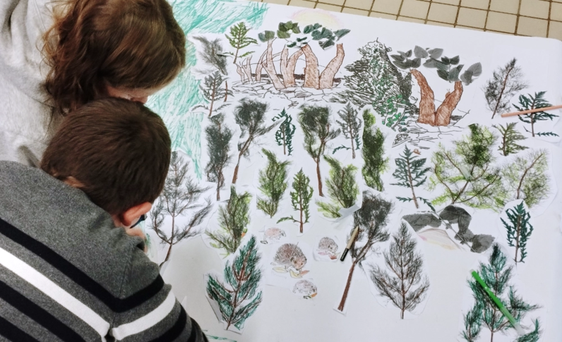 Les enfants s'approprient les notions de rupture et de continuité écologique 
en réalisant des fresques qui racontent la traversée d'un hérisson dans le paysage.