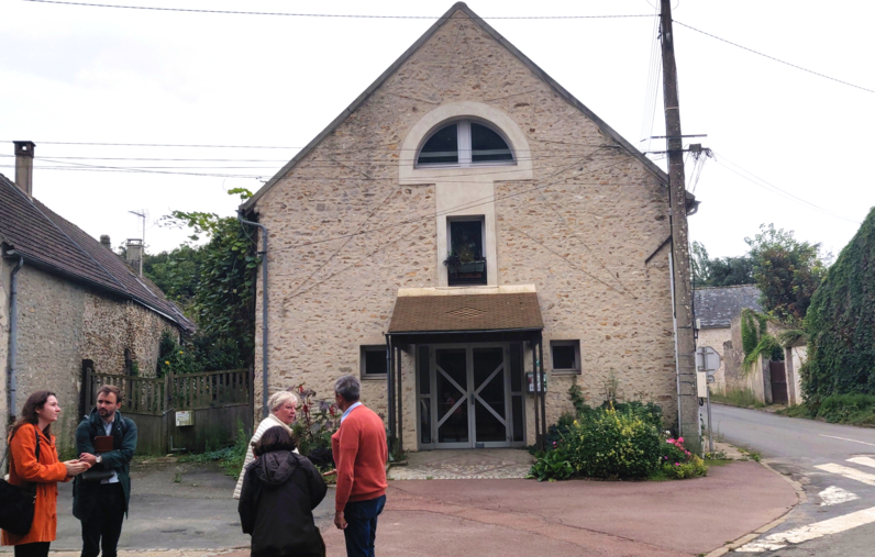 Une visite de la salle des fêtes a été organisée avec la ville, la Sous-préfecture et le CAUE de l'Essonne.
