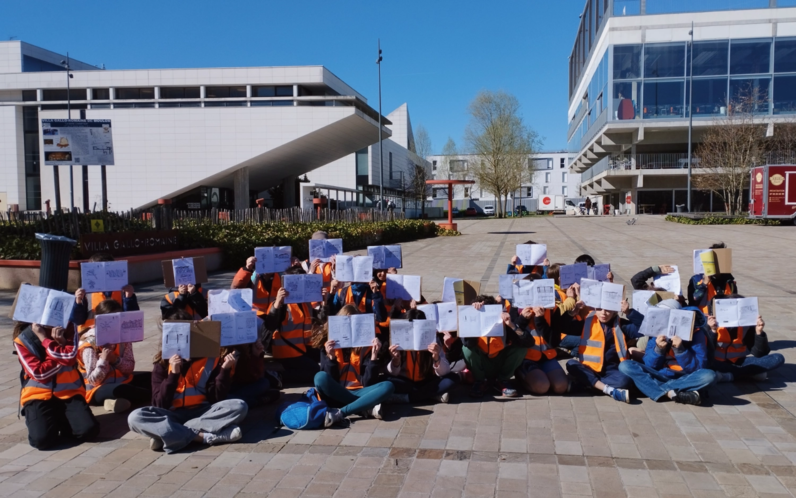 Ligne 18 | Les élèves de l’école du Guichet (Orsay) montrent leurs croquis d’observation du quartier de la gare Université-Paris-Saclay.