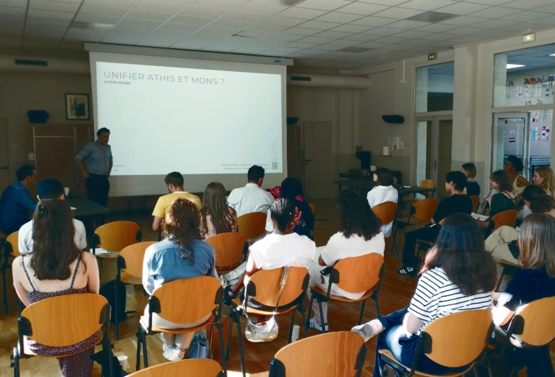 Le jury final s'est déroulé en mairie. Il a permis de réunir des élus et techniciens, des enseignants, la Maison de banlieue et de l’architecture et le CAUE 91 | Action menée en 2024