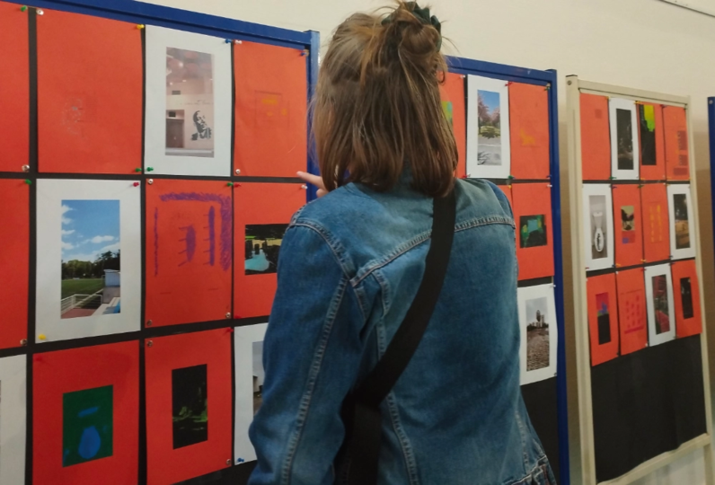 L'œuvre collective “le monde de la nuit, architecture et lumières du quotidien”, présentée par les élèves de 1ère MELEC. Action menée en 2026