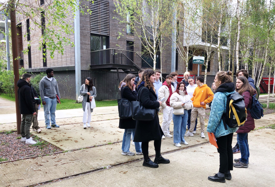 L’atelier visite est l’occasion pour les étudiants de découvrir, sur le terrain, les enjeux d’un écoquartier. Ici, les Docks de Ris à Ris-Orangis