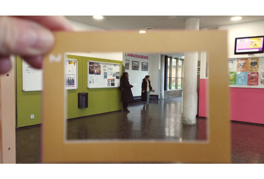 Les élèves réalisent un diagnostic du hall d'accueil : mesures, photos, analyse des points positifs et négatifs | 2025
