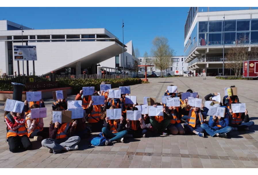 Ligne 18 | Les élèves de l’école du Guichet (Orsay) montrent leurs croquis d’observation du quartier de la gare Université-Paris-Saclay.