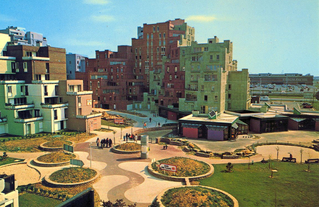 Carte postale promotionnelle d’Evry dans les années 1970, avec le square du Dragon.
Visite du 20 octobre 2019.