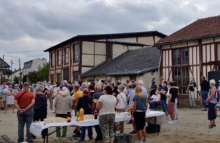 Le samedi 19 septembre 2020, rassemblement des visiteurs lors du discours de présentation de Jean-Marie Vilain, maire de Viry-Chatillon.