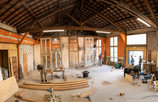 En cours de construction, la façade de l’Atelier est conçue à partir de matériaux réemployés.