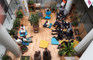 Le jour de l’inauguration, les collégiens s’approprient l’atrium transformé en agora.