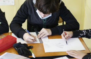 Les élèves de 4ème réfléchissent par le dessin à des petits aménagements pour améliorer leur cour de récréation.