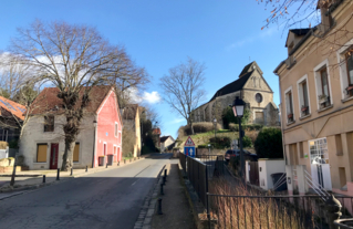 A Vauhallan, vue de l’église depuis la montée de la Grande Rue du 8 Mai 1945.