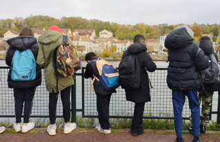 Après avoir longé l’Essonne, les élèves arrivent au bord de la Seine et prennent le temps de dessiner les berges.