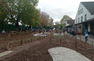 Dans le fond de la cour, sont aménagés de nombreux espaces pédagogiques, amphithéâtre, chemin d’eau, potager et verger.