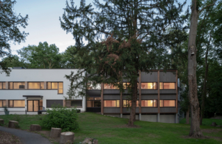 Vue depuis le parc - Foyer d’accueil médicalisé Yvonne Schwartz à Soisy-sur-Seine. ASM13 - Tolila+Gilliland architectes - Archinews