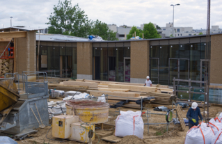 Préparation de la terre pour le pisé - Chantier, juin 2024