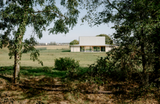 La Norville – Salle municipale Rosa Bonheur  – Ville de la Norville / Figures + Depeyre-Morand architectes –  Vue depuis le bois