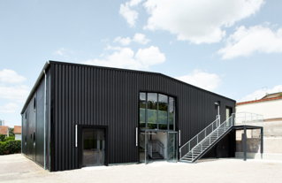 Crosne – Maison des Jeunes et des Associations – Ville de Crosne / Lemoal & Lemoal architectes – Photo depuis l’extérieur, entrée sud