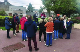 L’atelier terrain dans le vieux-bourg a réuni des élus, des services de la ville et des associations locales. Action menée en 2023 - 2024