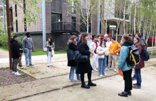L’atelier visite est l’occasion pour les étudiants de découvrir, sur le terrain, les enjeux d’un écoquartier. Ici, les Docks de Ris à Ris-Orangis