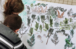 Les enfants s'approprient les notions de rupture et de continuité écologique 
en réalisant des fresques qui racontent la traversée d'un hérisson dans le paysage.