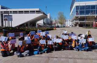 Ligne 18 | Les élèves de l’école du Guichet (Orsay) montrent leurs croquis d’observation du quartier de la gare Université-Paris-Saclay.