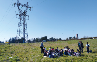 Les élèves réalisent un dessin d’observation du paysage sur le terre-plein de la D35 | 2024