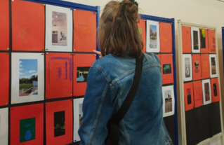 L'œuvre collective “le monde de la nuit, architecture et lumières du quotidien”, présentée par les élèves de 1ère MELEC. Action menée en 2026