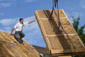 Installation des structures de la charpente et isolation