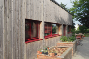Vue sur la maison et les bacs en permaculture